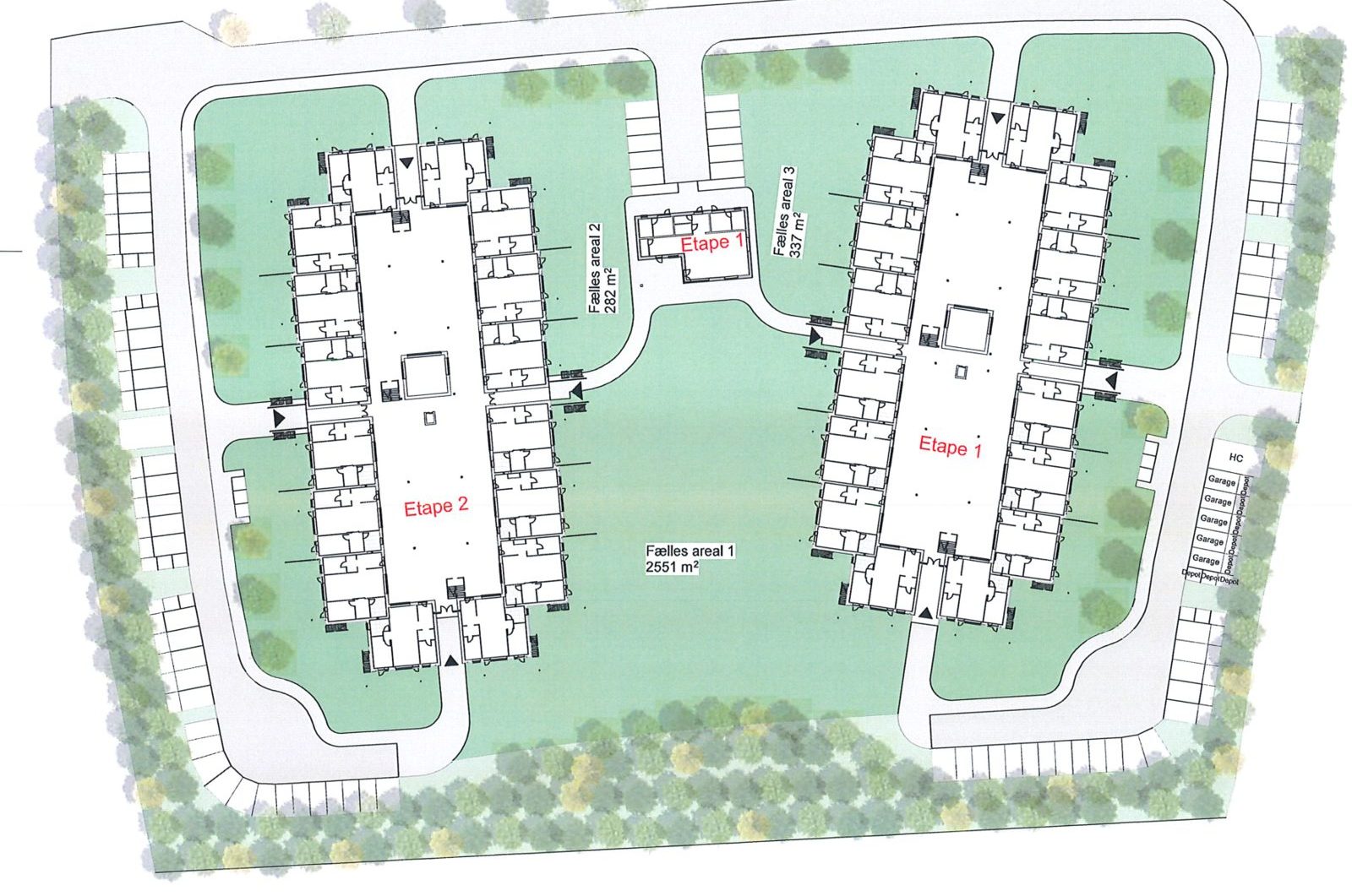 Situationsplan: to kvadratiske boligklynger om hver sin atriumgård, fælleshus imellem, carporte langs adgangsvejen